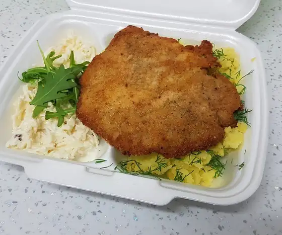 Prawdziwe pudełko: kotlet, ziemniaki i surówki