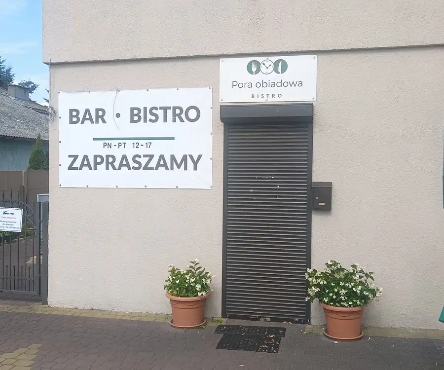 Budynek z szyldem BAR BISTRO Zapraszamy