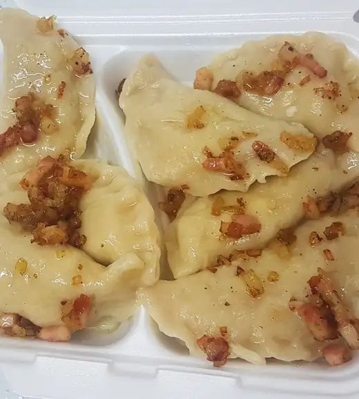 Pierogi z okrasą w pudełku na wynos
