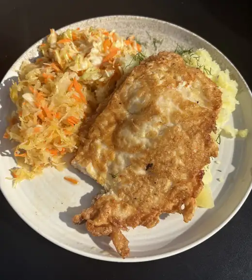 Panierowany kotlet z surówkami