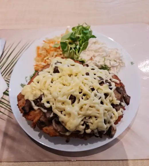 Kotlet pod pieczarkami i serem z surówkami