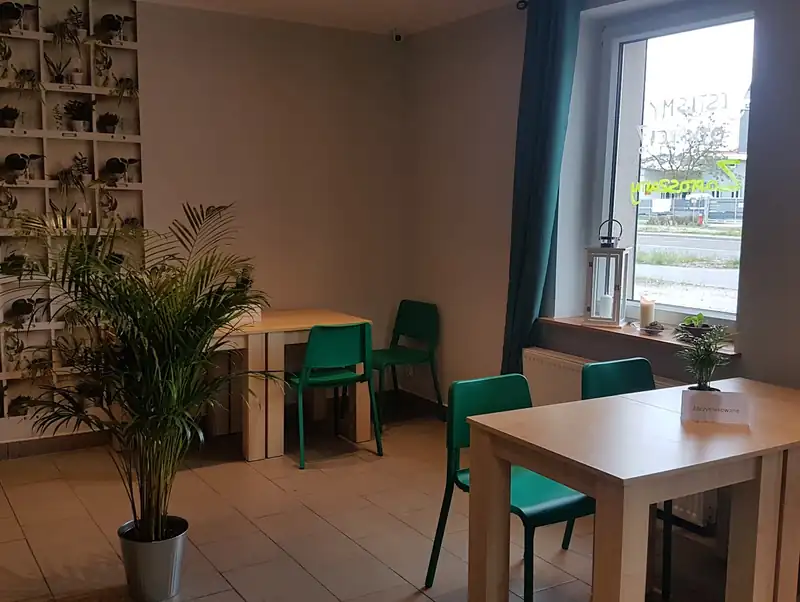 Stoliki przy oknie i tapeta z grafiką